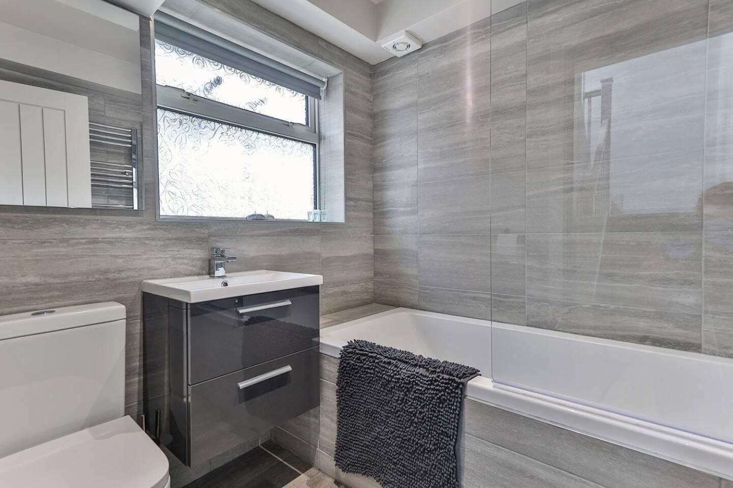 שפילד Newly Renovated 3 Bed 2 Bath Apartment & Parking מראה חיצוני תמונה