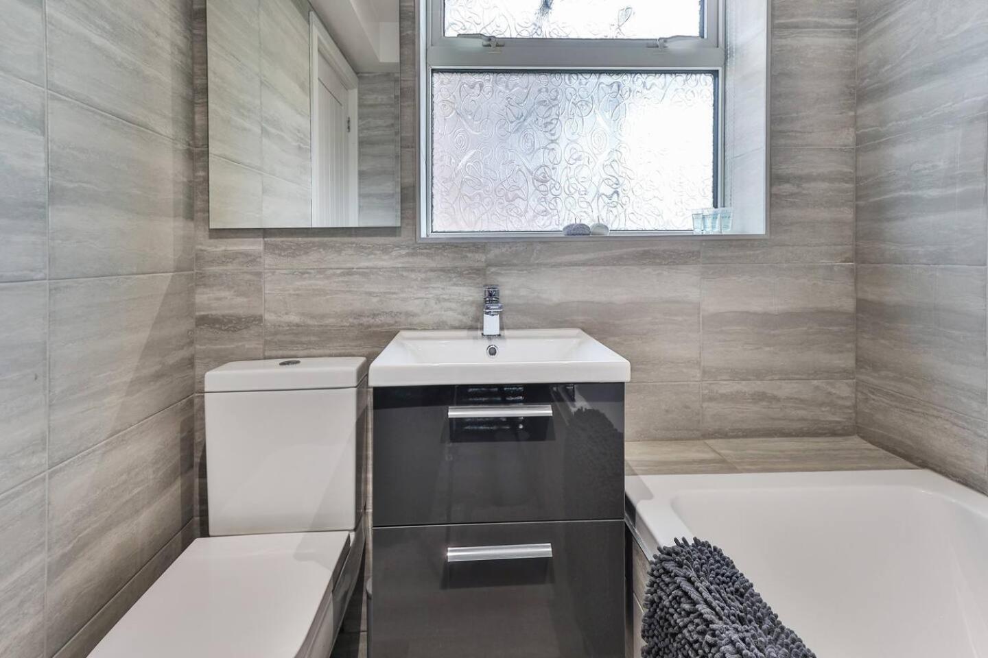 שפילד Newly Renovated 3 Bed 2 Bath Apartment & Parking מראה חיצוני תמונה