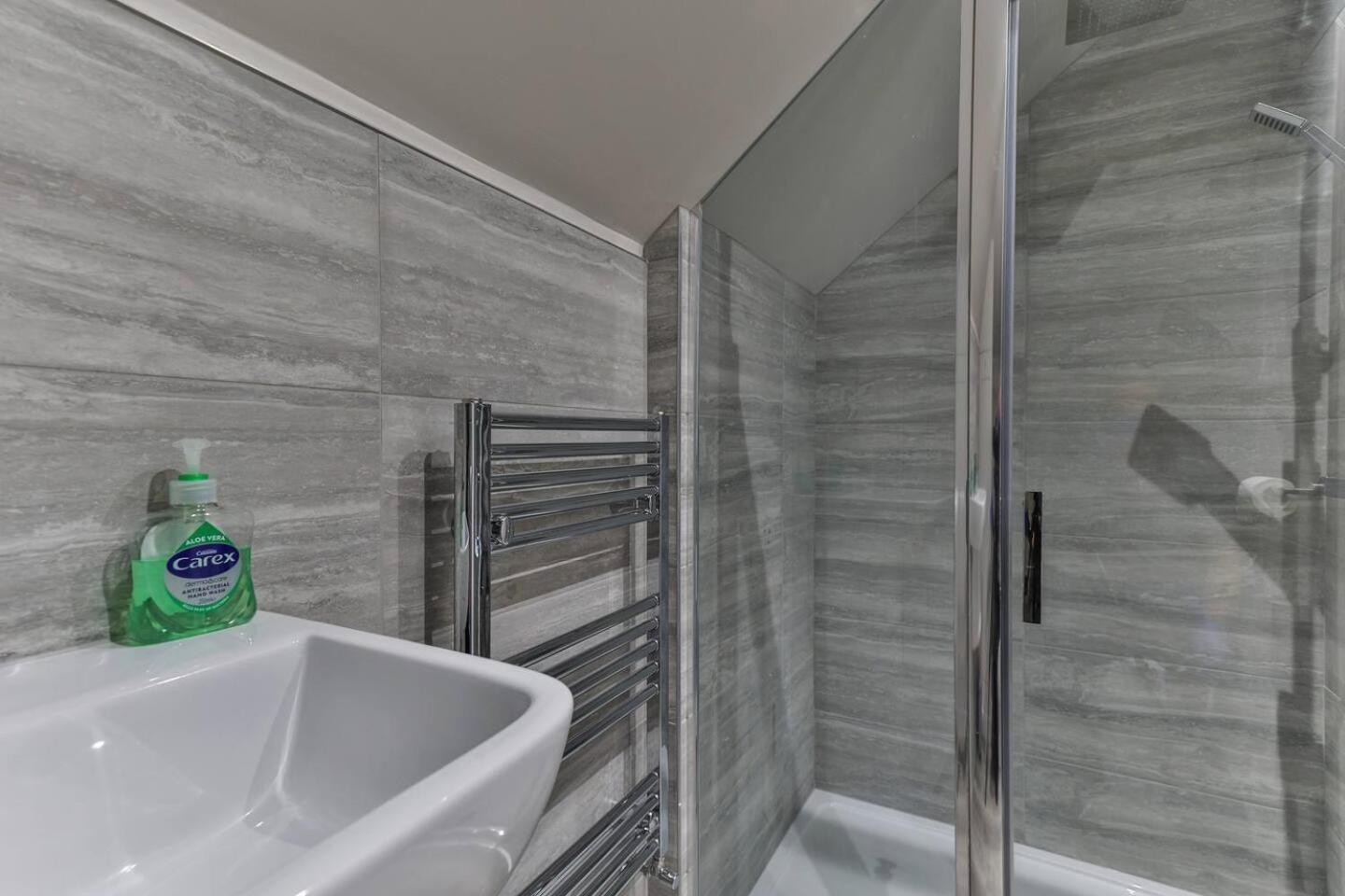 שפילד Newly Renovated 3 Bed 2 Bath Apartment & Parking מראה חיצוני תמונה